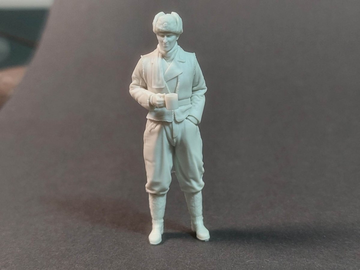 Panzer Art FI35-182 German tank officer in winter coat No.2 1/35 – image 2
