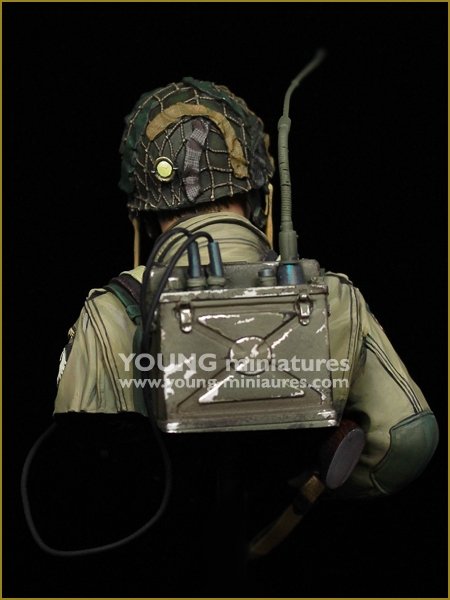 Young Miniatures YM1885 US Airborne Radio Operator CARENTAN 1944 1/10 – zdjęcie 4