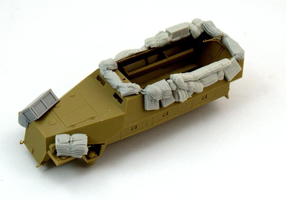 Panzer Art RE35-478 Stowage set for Sd.Kfz 251 Ausf D 1/35 – image 3