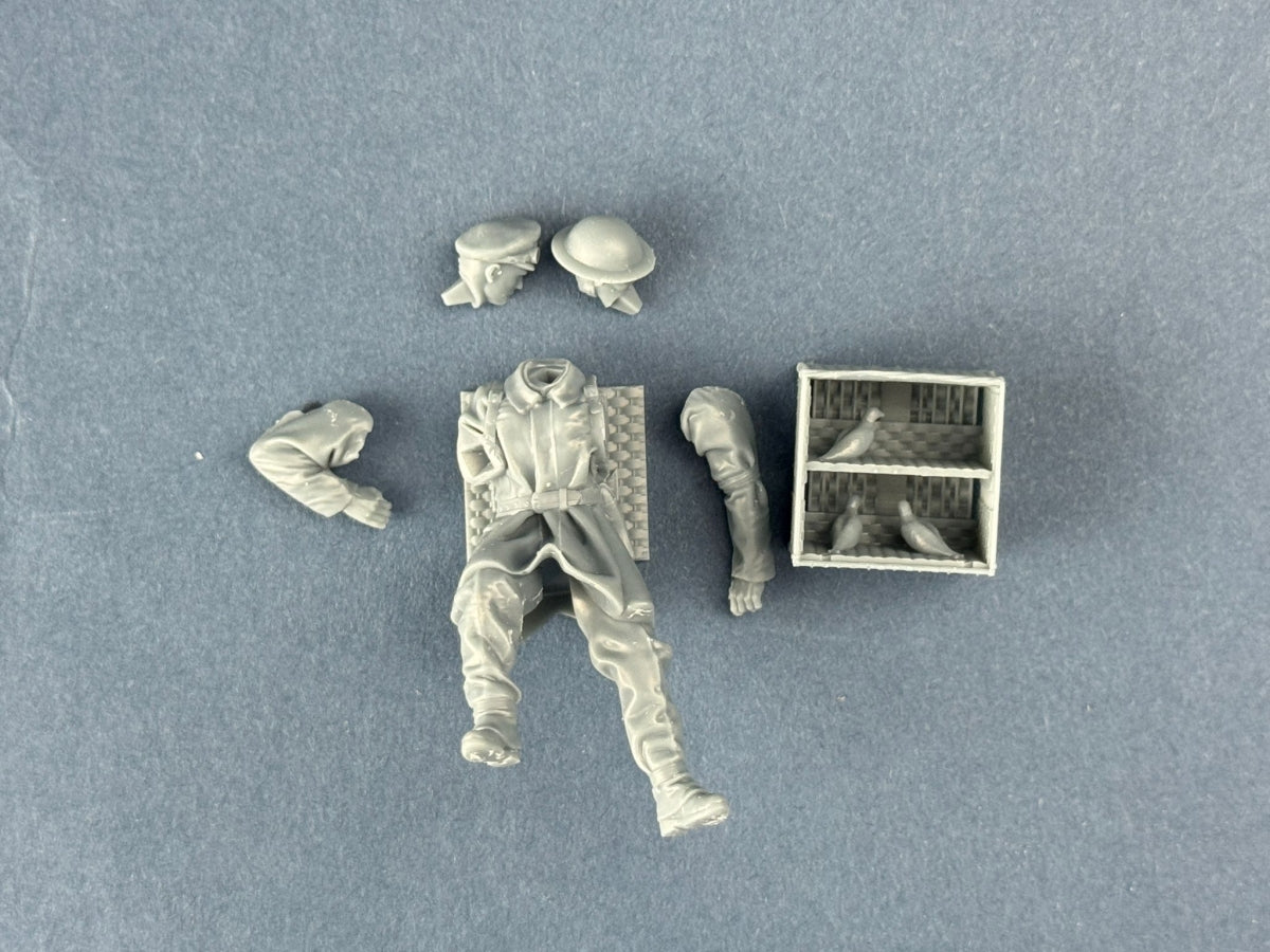 Copper State Models F35-060 British Dispatch Rider with a basket of pigeons ( Motorcycle not included) 1/35 – zdjęcie 3