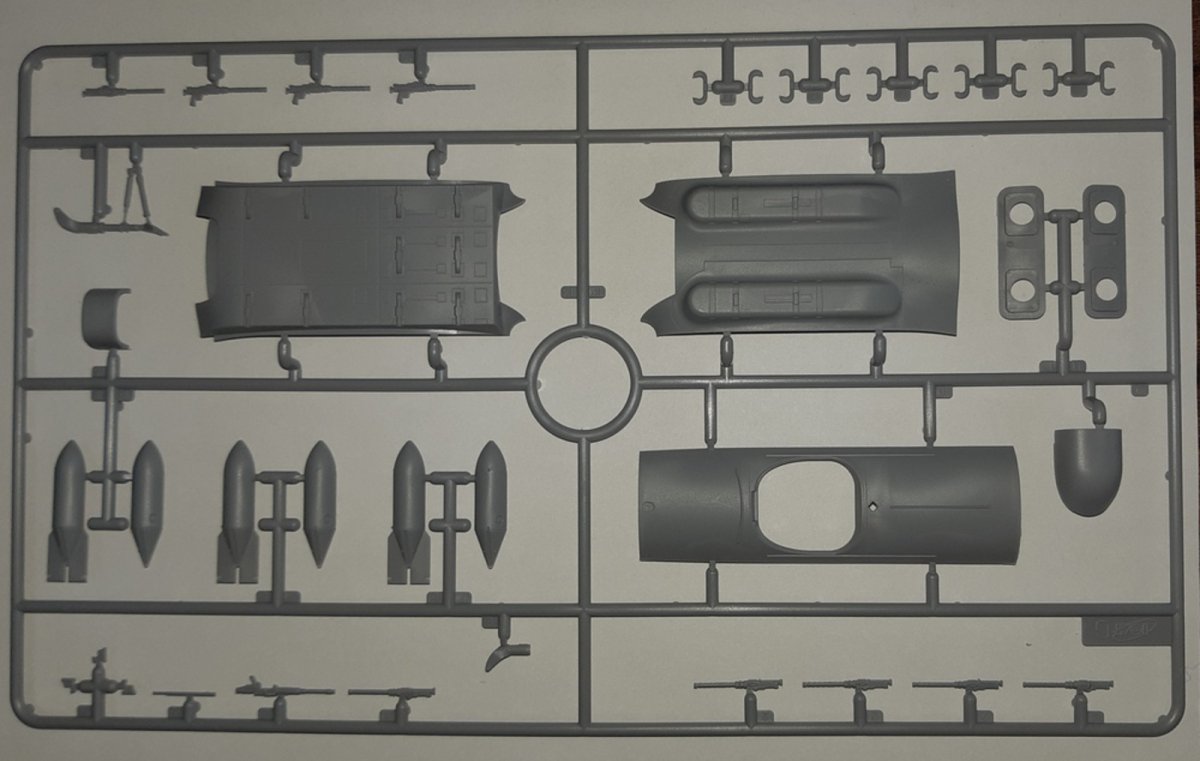 ICM 48263 He 111H-16, WWII German Bomber 1/48 – image 4