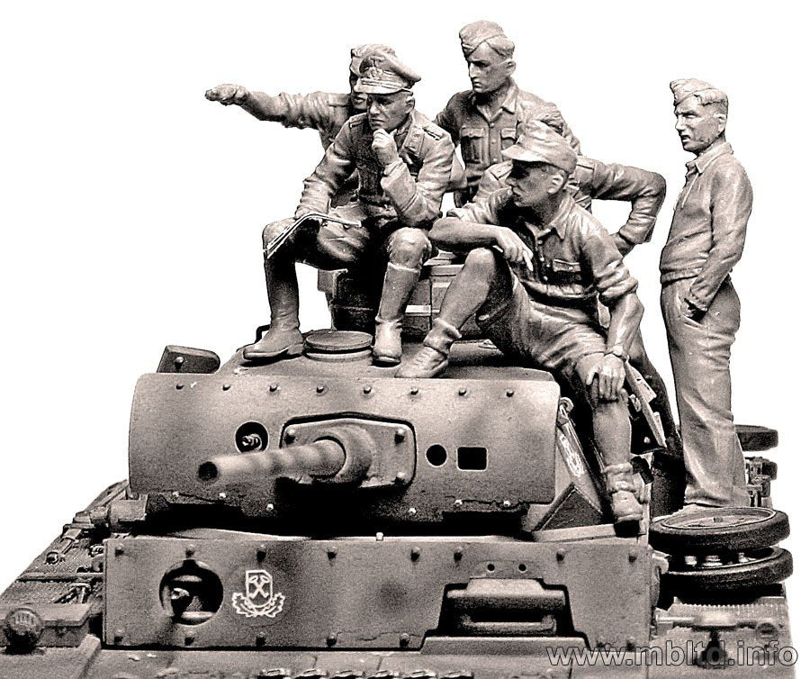 Master Box 3561 Rommel and German Tank Crew (DAK, 1941-1943) 1/35 – image 9