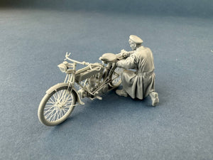 Copper State Models F35-058 British dispatch rider Checking motorcycle ( Motorcycle not included) 1/35 – zdjęcie 2