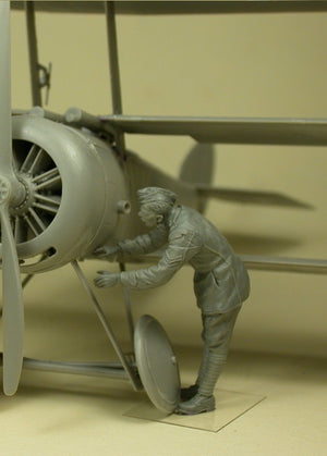 Copper State Models F32-026 RFC Air Mechanic checking airplane 1/32 – image 4