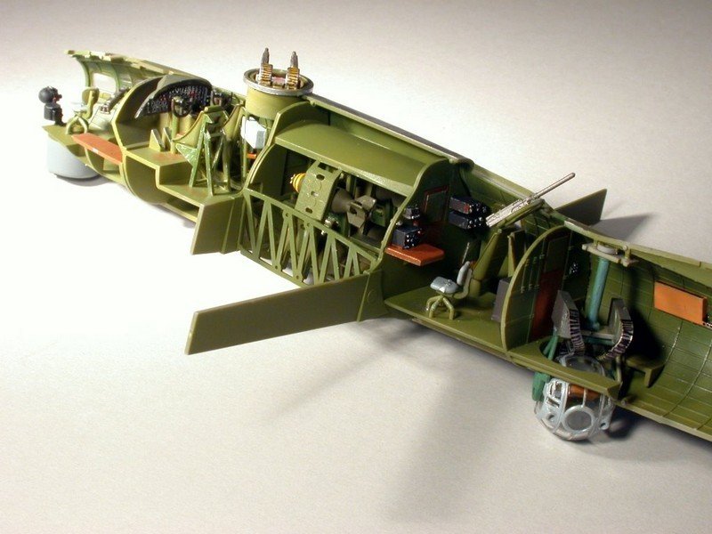 Revell 04283 B-17G Flying Fortress 1/72 – image 6