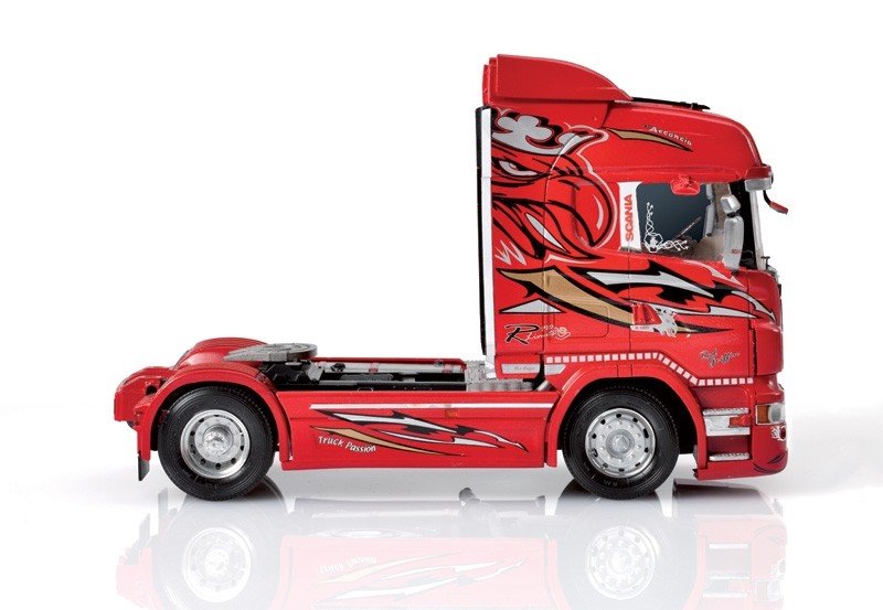 Italeri 3882 Scania R560 V8 Highline Red Griffin 1/24 – image 10