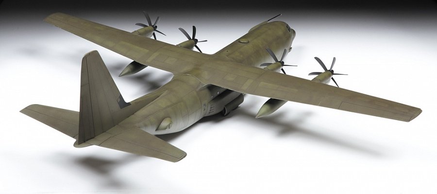 Zvezda 7325 American Military Transport Plane C-130J 1/72 – zdjęcie 2