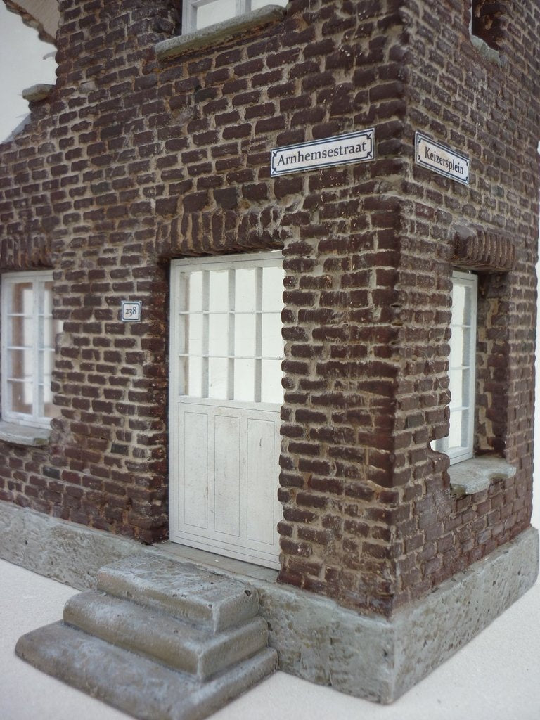 RT-Diorama 35163 Old Brick House 1/35 – image 5