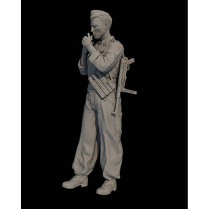Panzer Art FI35-091 Waffen-SS tanker lighting a cigarette 1/35 – image 2