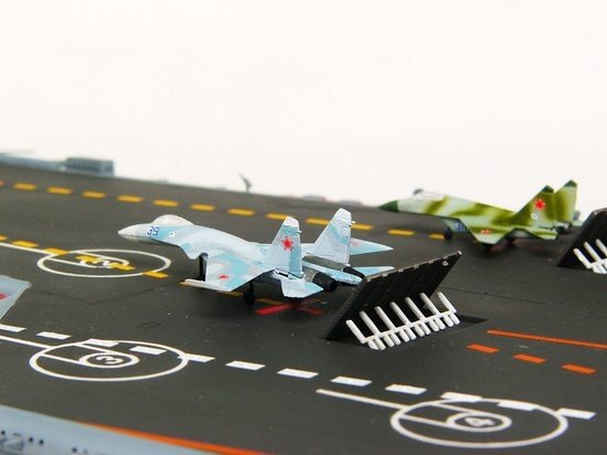 Trumpeter 05606 USSR Admiral Kuznetsov aircraft carrier 1/350 – image 12