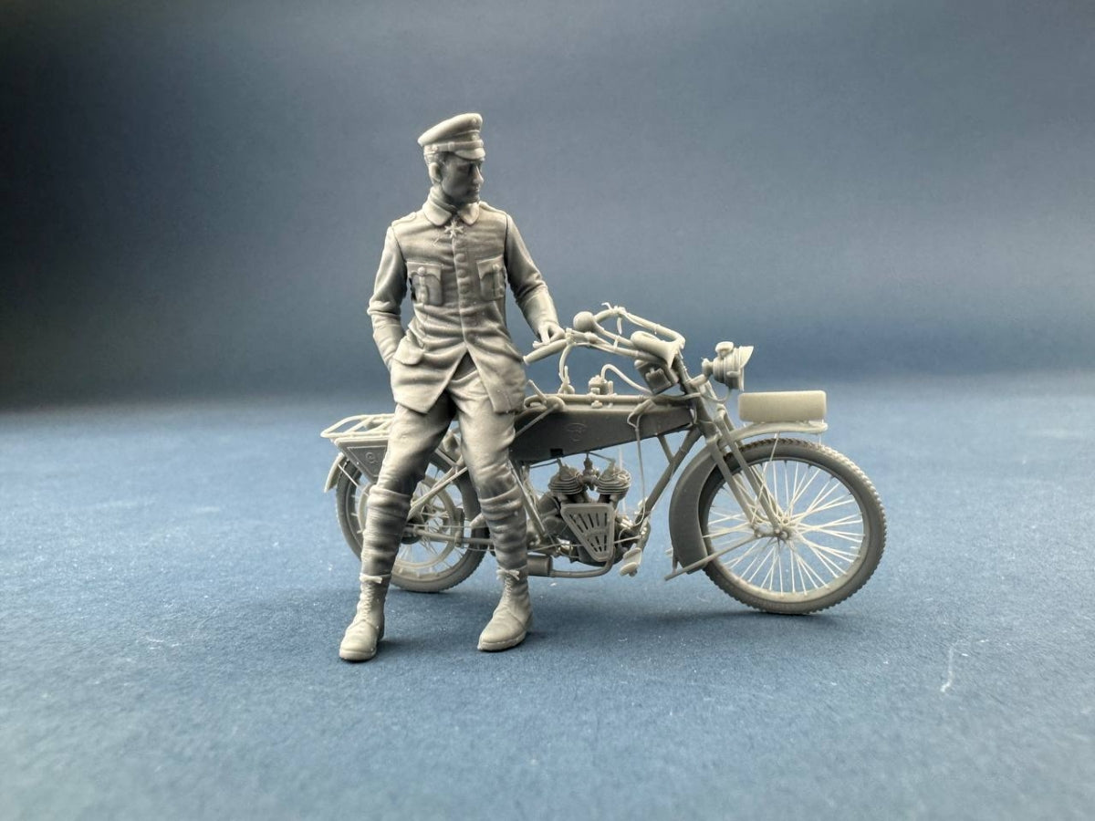 Copper State Models F32-058 Werner Voss posing with a motorcycle (Motorcycle not included) 1/32 – zdjęcie 2