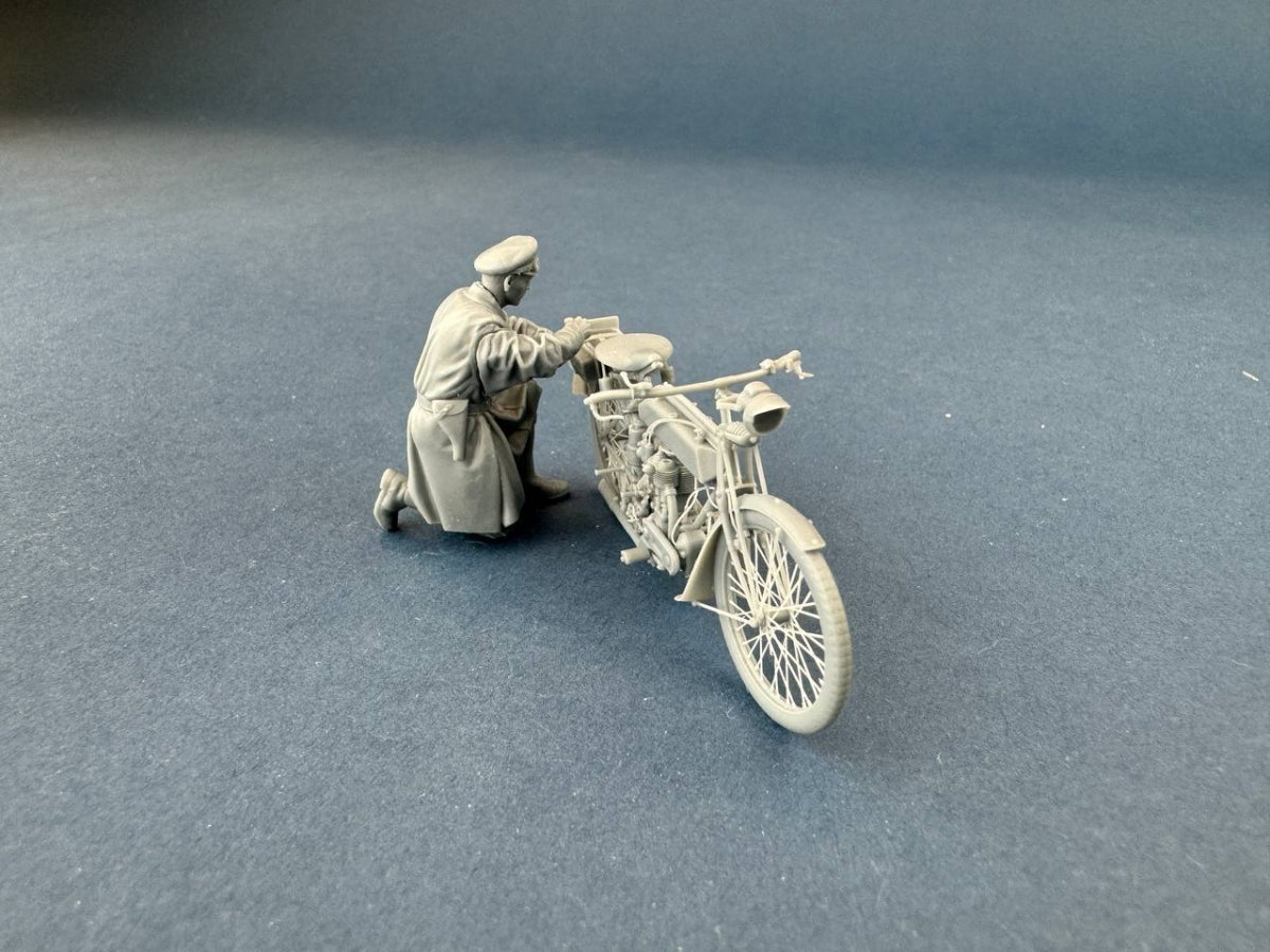 Copper State Models F32-061 British Dispatch Rider Checking Motorcycle (Motorcycle not included) 1/32 – zdjęcie 4